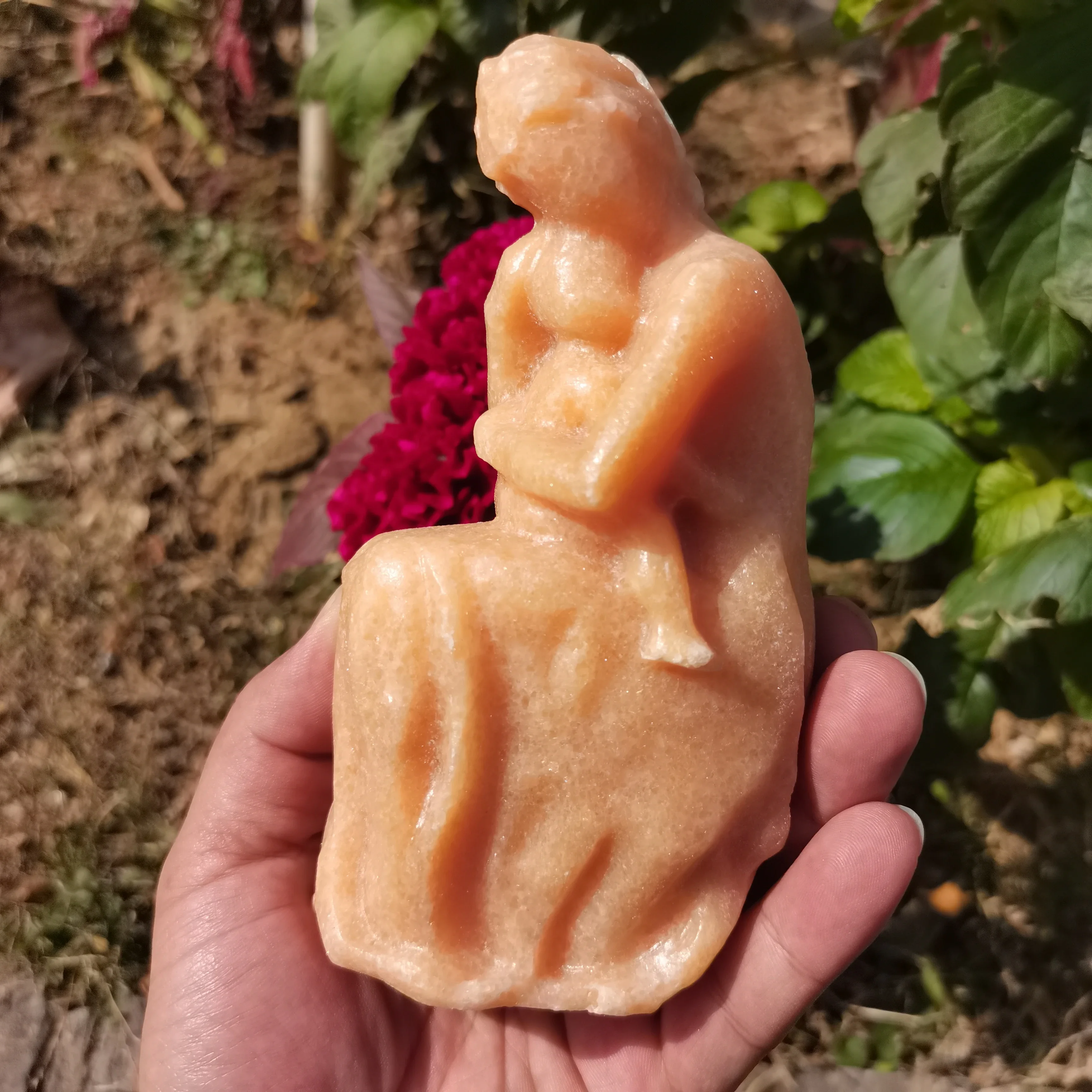 Natural Crystal Jade Stone Embrace Mother And Son Yellow Jade Carving Home Decor Desktop Ornament Valentine Craftwork Gift 1pcs