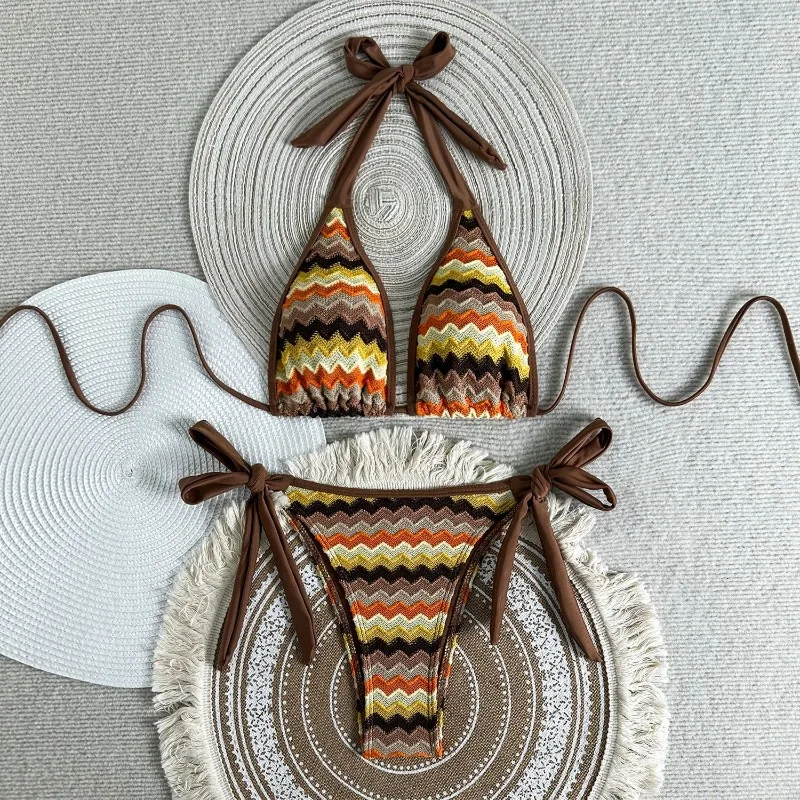 

Женский комплект бикини из двух частей: треугольные плавки и топ-халтер с завязками по бокам в стиле бохо