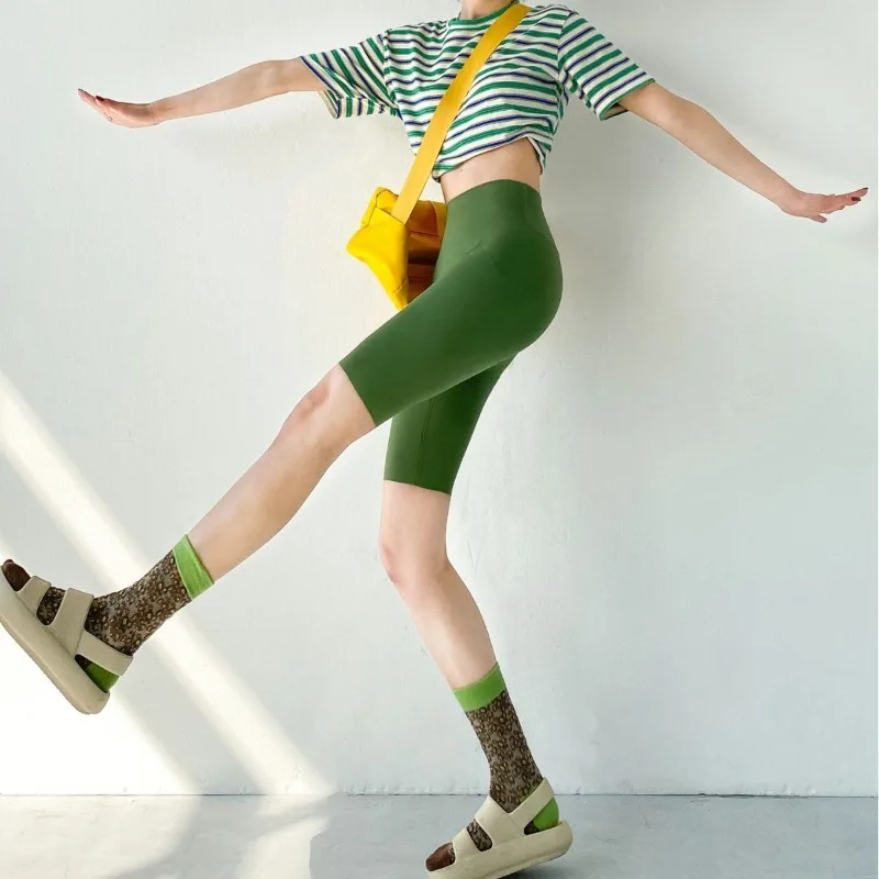 امرأة مفتوحة المنشعب قصيرة رفع طماق سستة الجوارب المفتوحة في المنشعب نصف طول السراويل في الهواء الطلق سهلة Crotchless غير خاضعة للرقابة