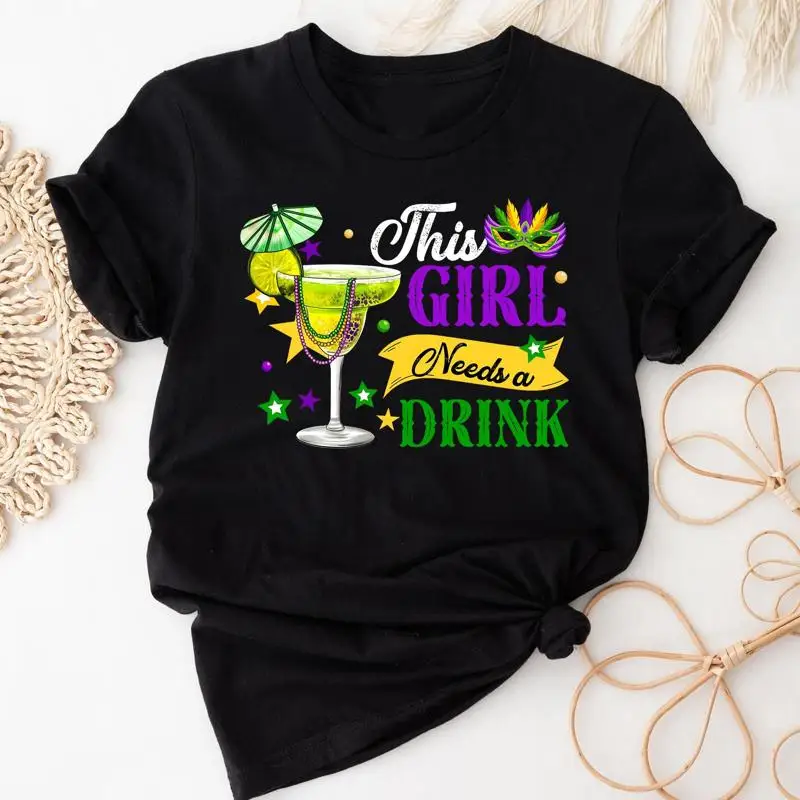Забавная футболка Mardi Gras для женщин. Эта девушка нужен пьють пьющий жирный вторник.