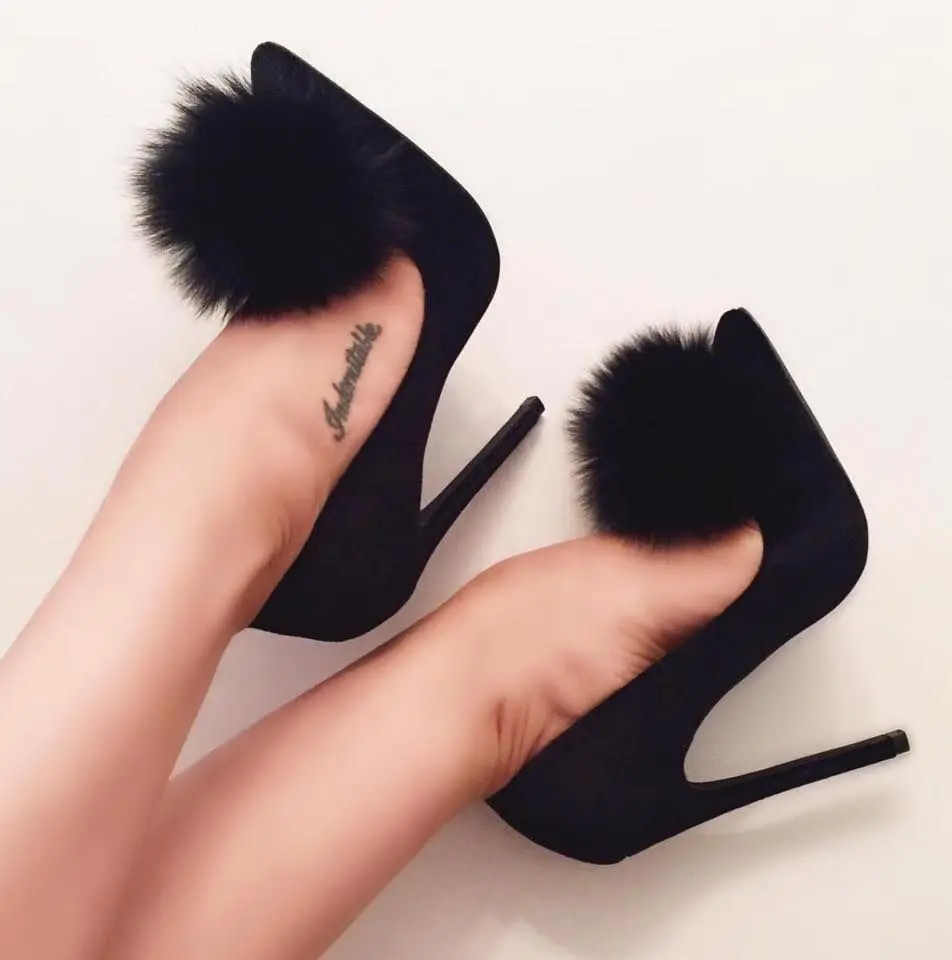 Königsblaue Wildleder-Pumps mit spitzer Zehenpartie und Stilettoabsatz für Damen, mit flauschigem Pompon-Dekor, lässige Slip-On High Heels für Dating und Party.