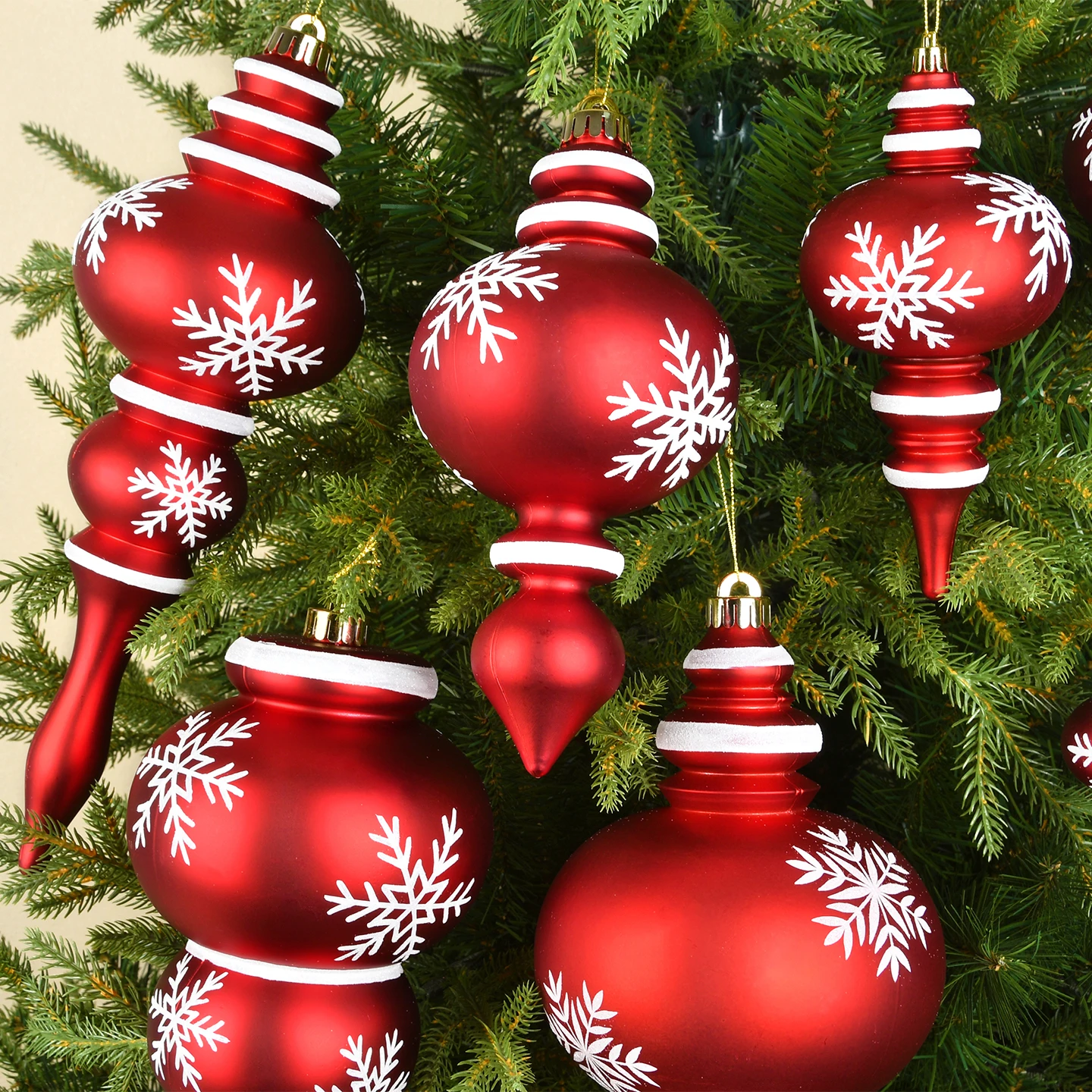 

Рождественское украшение с красно-белыми украшениями из тыквы