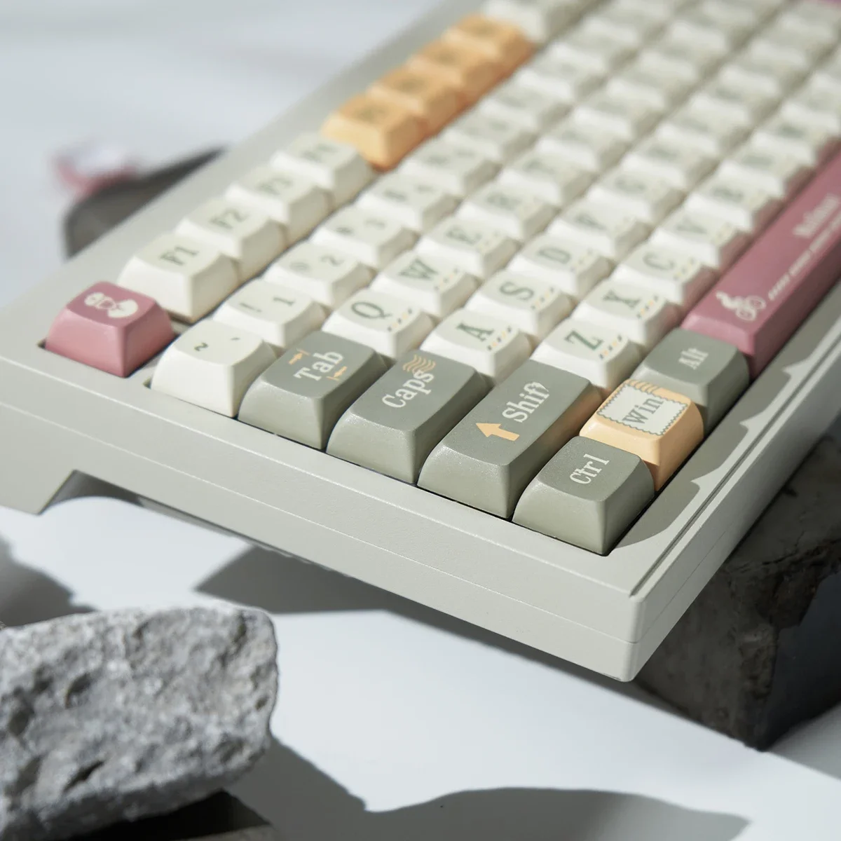 

Retro mailman theme mechanical keyboard keycap 118 keys PBT sublimation XDA height adaptation 61/75/87 etc