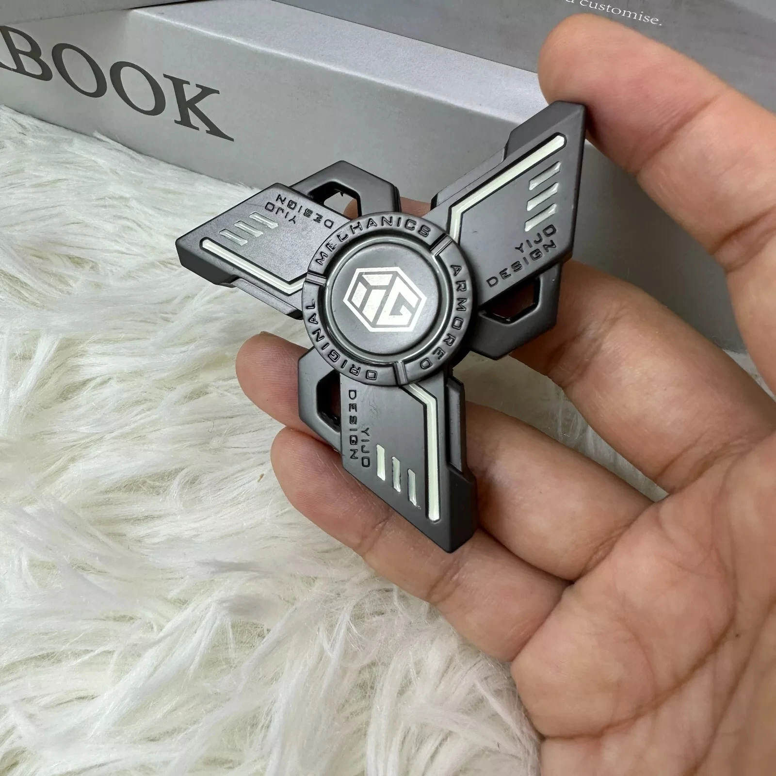 YIJOO Dark Knight Luminous Fingertip Kreisel EDC Sensory Toys Metal Mute Fidget Spinner Noctilucent Fidget Toys