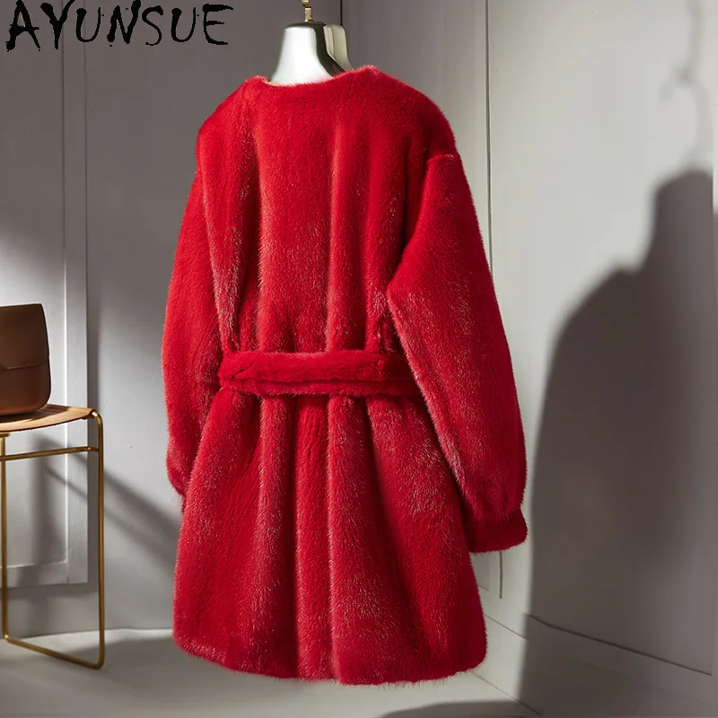 معطف فرو المنك الطبيعي من AYUNSUE ملابس نسائية جديدة حمراء متوسطة الطول معاطف شتوية للمرأة ملابس نسائية فاخرة Pelzmantel Damen