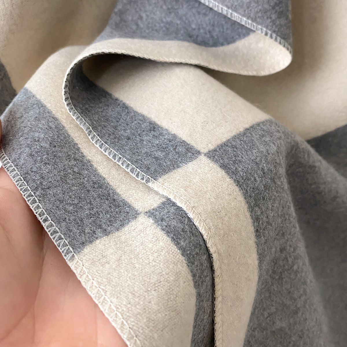 Eleganter Faux-Pashmina-Schal mit geometrischem Druck der Marke 2025, weich, warm, mit Fransen, ideal für Herbst und Winter im Freien – Detail 12
