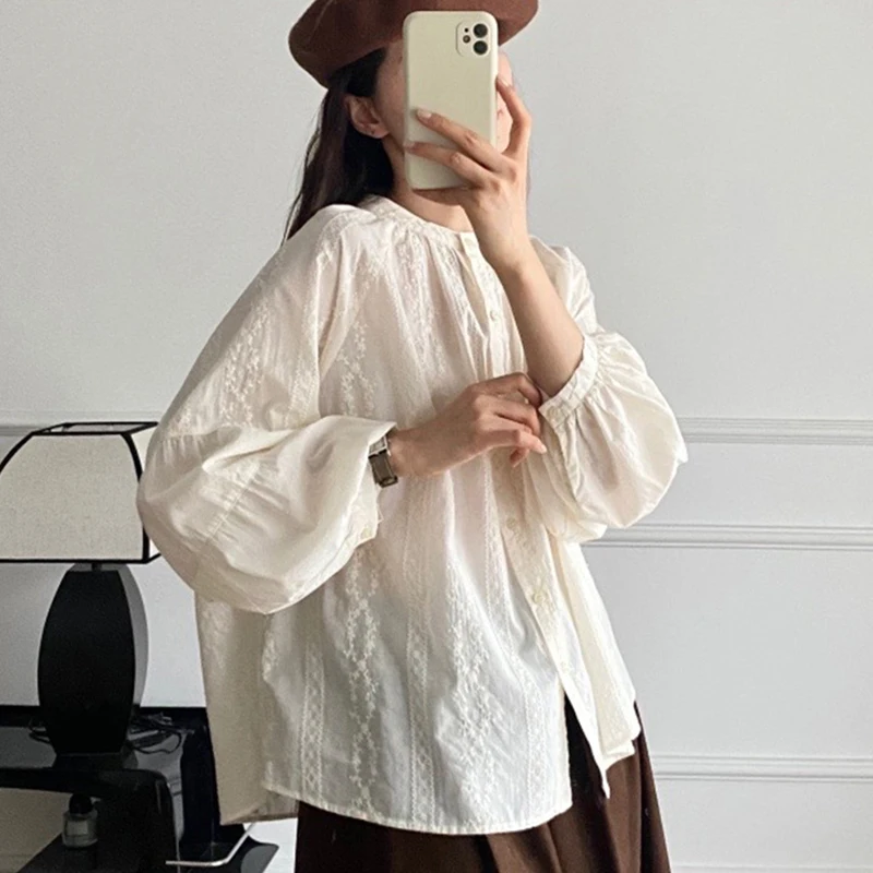 Camisas blancas con bordado Floral para mujer, blusas elegantes de manga larga acampanada para primavera y otoño, cuello redondo, botonadura única para mujer