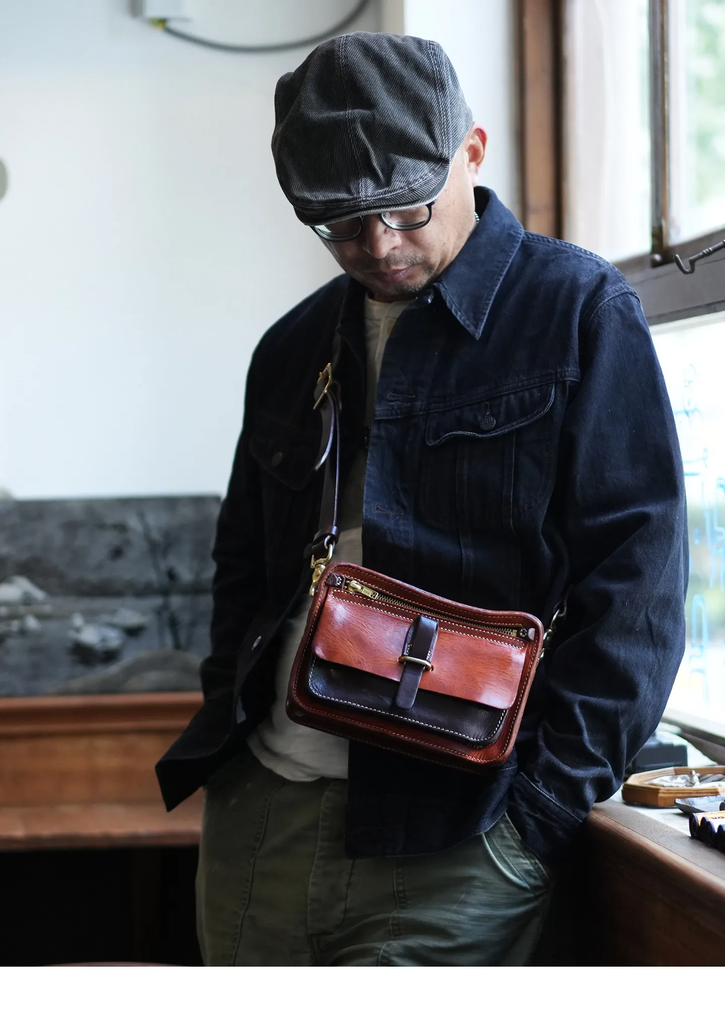 Wochenend-Outdoor-Tasche, tägliche erste Schicht aus Rindsleder, Herren-Umhängetasche, modische, lässige Designer-Umhängetasche, handgefertigt, aus echtem Leder. – Detail 6
