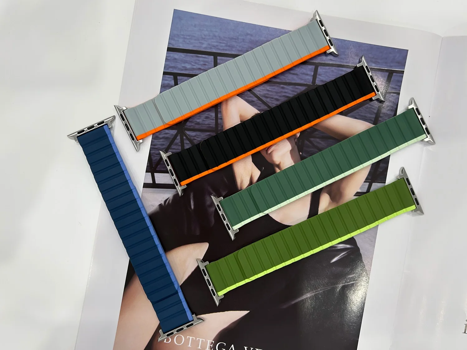 Silicone strap for Apple watch 8 7 45mm 41mm 6 5 4 3 2 SE 44mm 42mm 40mm Smart watch magnetic wrist strap for iwatch ultra 49mm