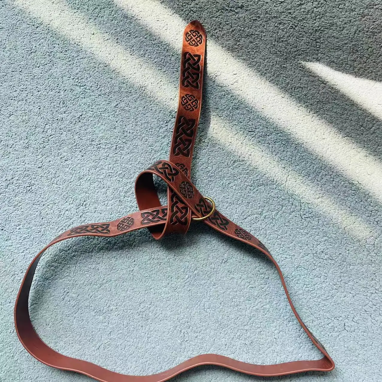 เข็มขัดหนัง PU ลายนูนลายโทเท็ม อุปกรณ์ประกอบคอสเพลย์ฮาโลวีน ชุดนักรบไวกิ้ง สายคาดเอวยาว 158 ซม. สไตล์ยุคกลางและสตีมพังก์