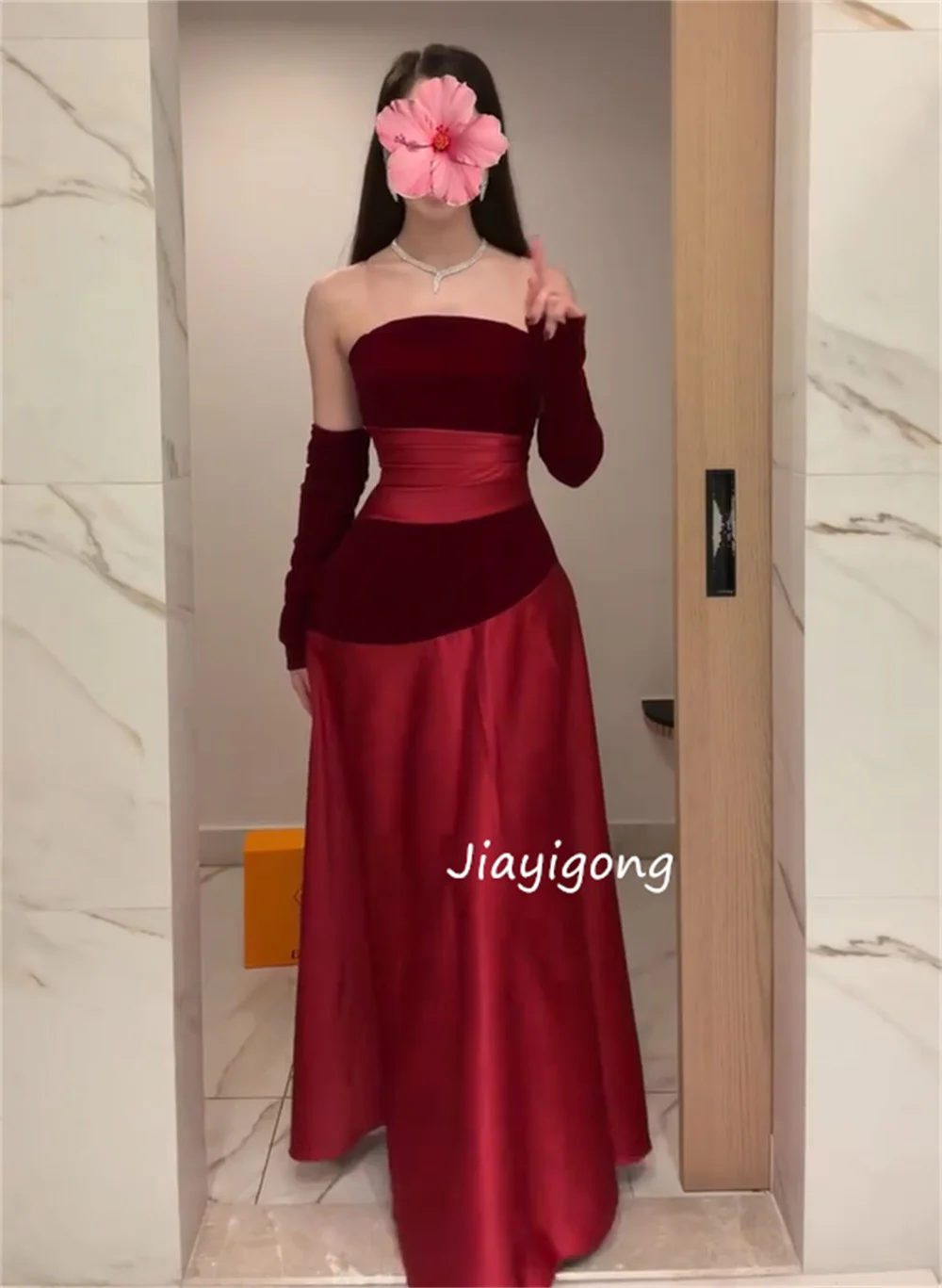 ชุดราตรีผ้ากำมะหยี่ทรงเอไลน์แบบไร้สาย ดีไซน์จีบระบาย หรูหรา สไตล์จีนสุดประณีต ปี 2025