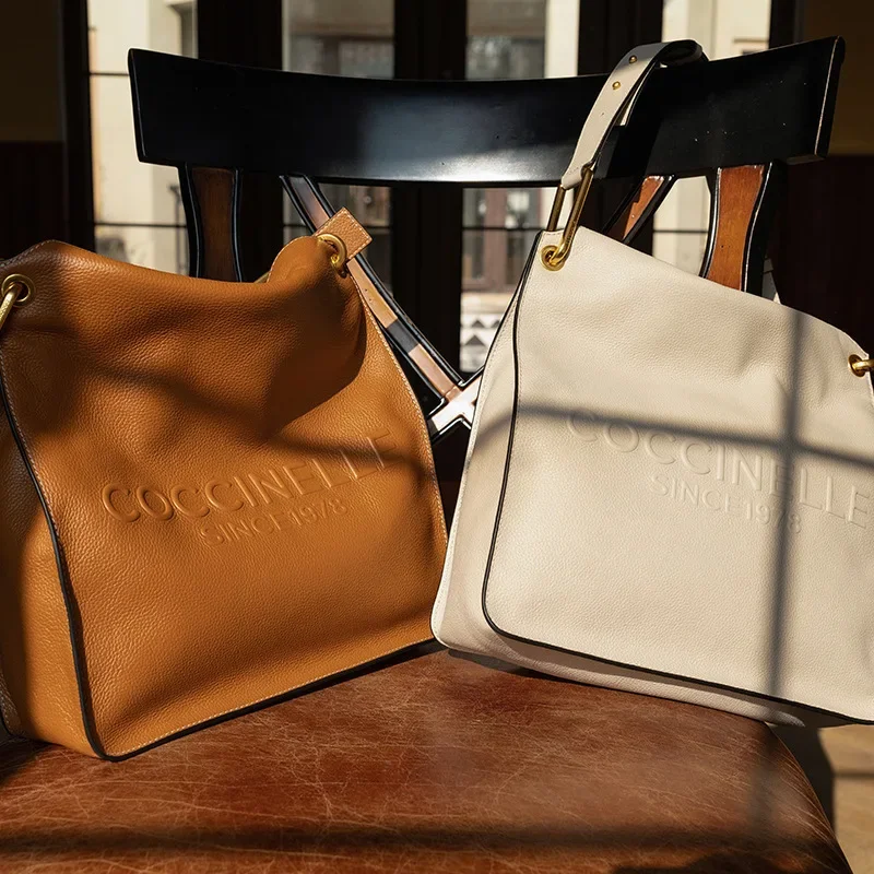 حقيبة موزع الصحف الكبيرة الجديدة من COCCINELLE، حقيبة كتف واحدة من Coccinelle، حقيبة عملية أنيقة متعددة الاستخدامات للركاب