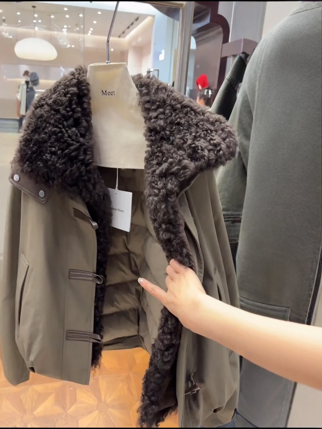 

Корейский дизайн, женское пальто с большим воротником из овечьей шерсти, новинка весенней коллекции, в рабочем стиле, теплое, универсальное, с длинными рукавами, укороченное, на пуговицах...