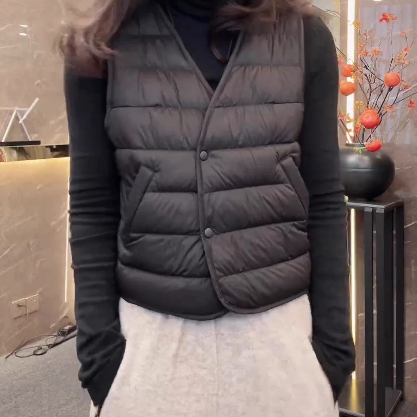 Damska kamizelka ocieplana Faionable Warmth Jaet 2025, nowa kolekcja zimowa, elegancka kamizelka z dekoltem w serek, dopasowany krój, styl koreański, idealna do dojazdów do pracy.