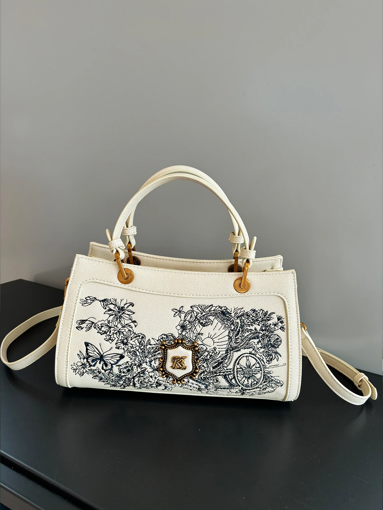 Trendy 2026 niche design, leisure and simple atmosphere, ladies handbag, exquisite embroidery thread bag, heavy industry hardwar