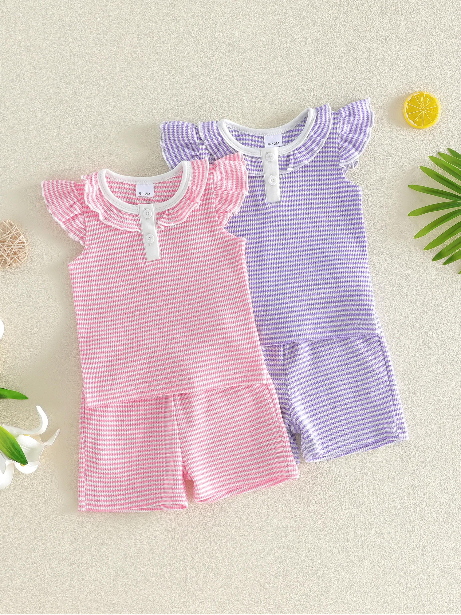 

Симпатичные летние наряды для маленьких девочек: стильный комплект из полосатой рубашки с рукавами-крылышками и шорт для игр