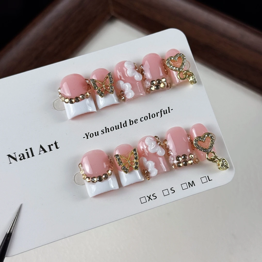 10 Stück hochwertige, sanft gestaltete, handbemalte dreidimensionale goldene Schmetterlinge in Herzform mit glitzernden Diamanten. – Detail 6