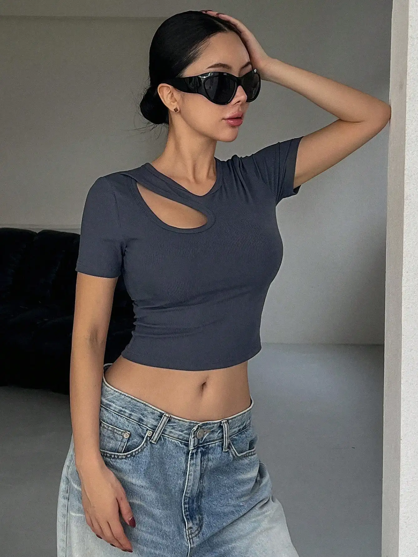 تي شيرت نسائي قصير الأكمام مزود بفتحة غير متماثلة، ملابس حضرية عصرية