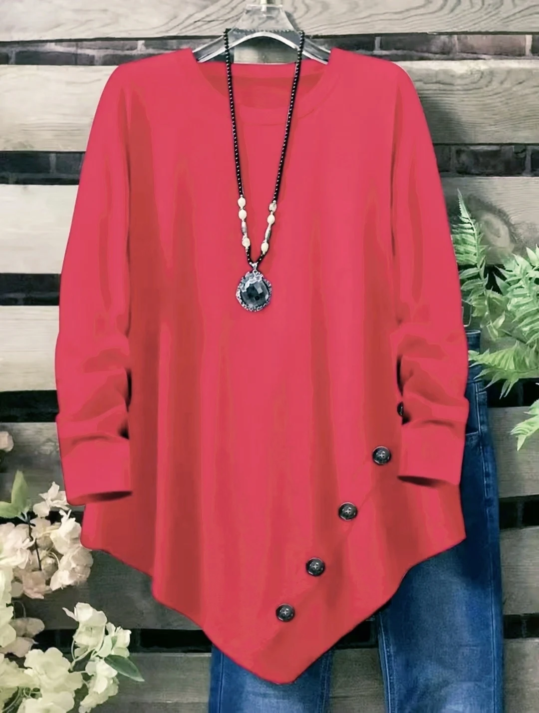 

Модный круглый вырез больших размеров и асимметричный подол с украшением на пуговицах. Однотонная футболка с изысканными деталями.