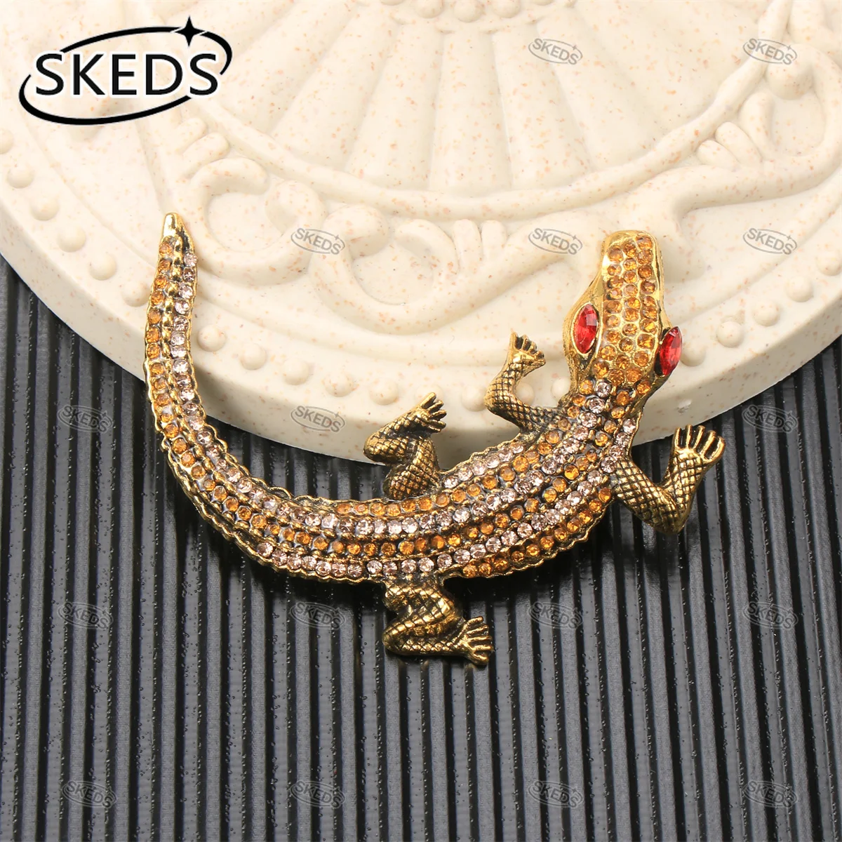 SKEDS Luxury Crystal Rhinestone Alligator Brooch Retro Crocodile Lapel Pin Rhinestone Animal Corsage Clothing Accessories