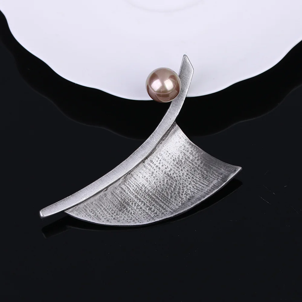 New Arrive Vintage Geometric Metal Brooch Imitation Pearl Rhinestone Brooches for Women Wedding Dress Jewelry Anniversary Gift