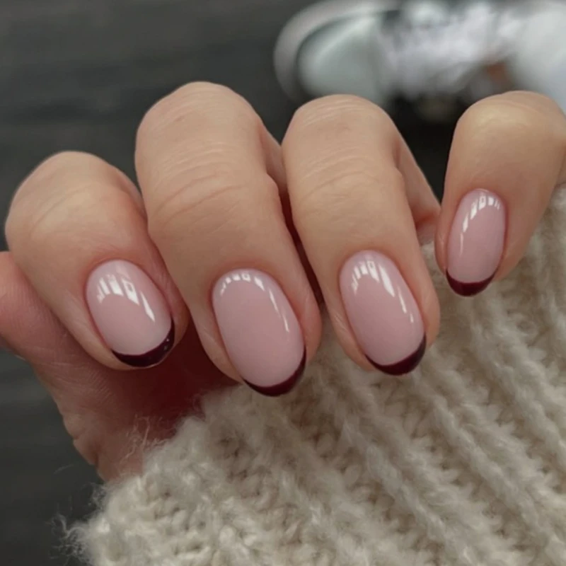 เล็บปลอมสีแดงไวน์เข้ม แต่งขอบแบบฝรั่งเศส แฟชั่นเรียบง่าย ทรงอัลมอนด์ ติดง่าย ถอดออกได้ เล็บปลอมสำเร็จรูป กดติดเล็บ