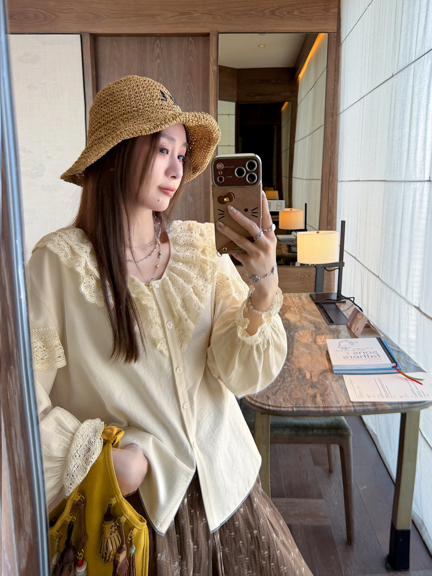 

Элегантная блузка с кружевной отделкой от Zhang Sheshi, коллекция Весна-Лето 2026, приятная к телу, дышащая, в корейском стиле, из смесового хлопка, с длинным рукавом и V-образным вырезом