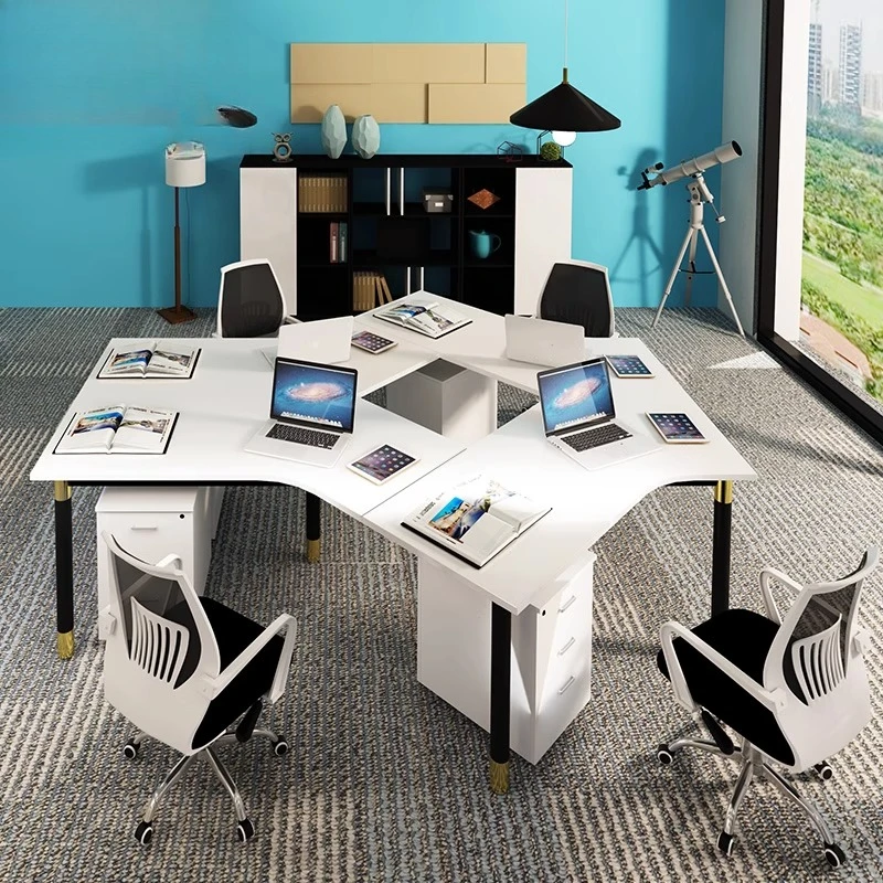 Combinazione scrivania e sedia da ufficio personale semplice e moderno per quattro persone, postazione di lavoro dalla forma speciale per ufficio personale
