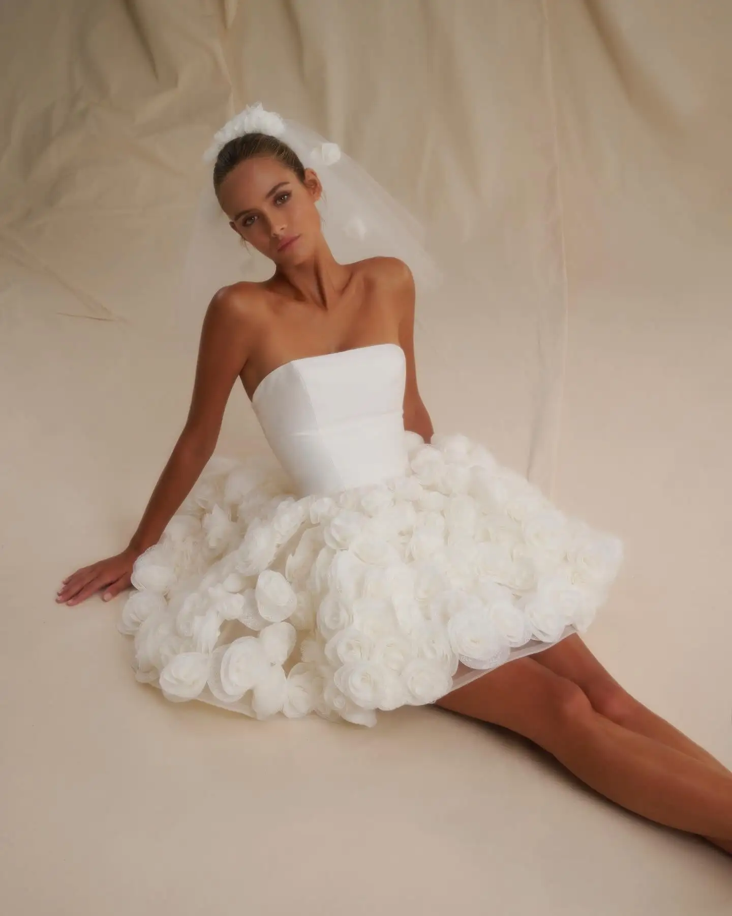 Hübsches kurzes Brautkleid mit 3D-Blumen nach Maß, volle Blumen, zweite Hochzeitskleider, trägerloses Handblumen-Braut-Partykleid 2025