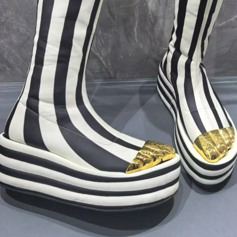 Sepatu Boots Metalik Bergaris Hitam Putih, Model Stretch, Lima Jari, Ritsleting Belakang, Platform Tinggi, Model Catwalk Seksi untuk Wanita