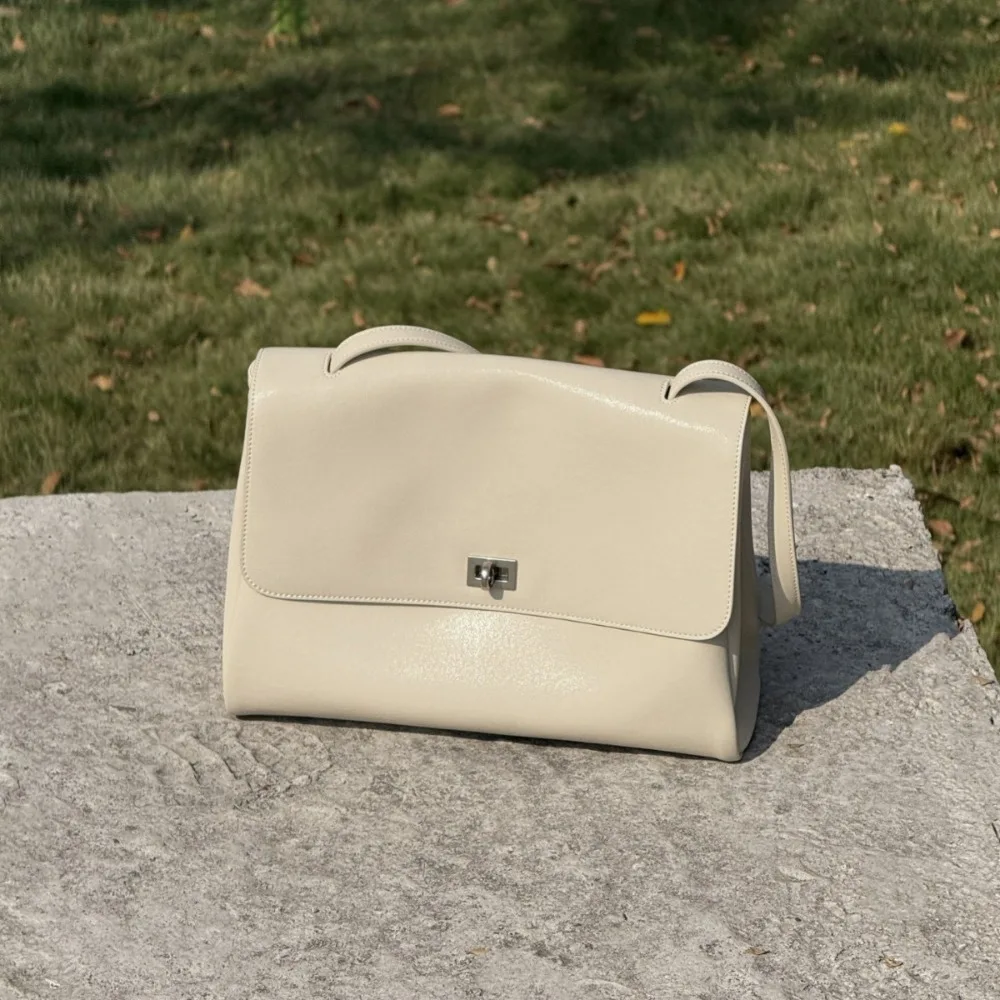 Simple and Versatile Temperament Women's 2026 New Large-capacity Commuting Shoulder Armpit Bag Fashion and Unique Texture