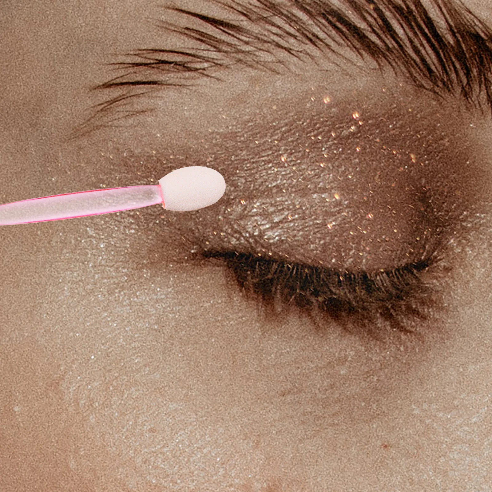 100 szt. Dwustronnych, jednorazowych pędzli do cieni do powiek z owalnymi gąbkowymi końcówkami, narzędzia do makijażu do aplikacji cieni do powiek.