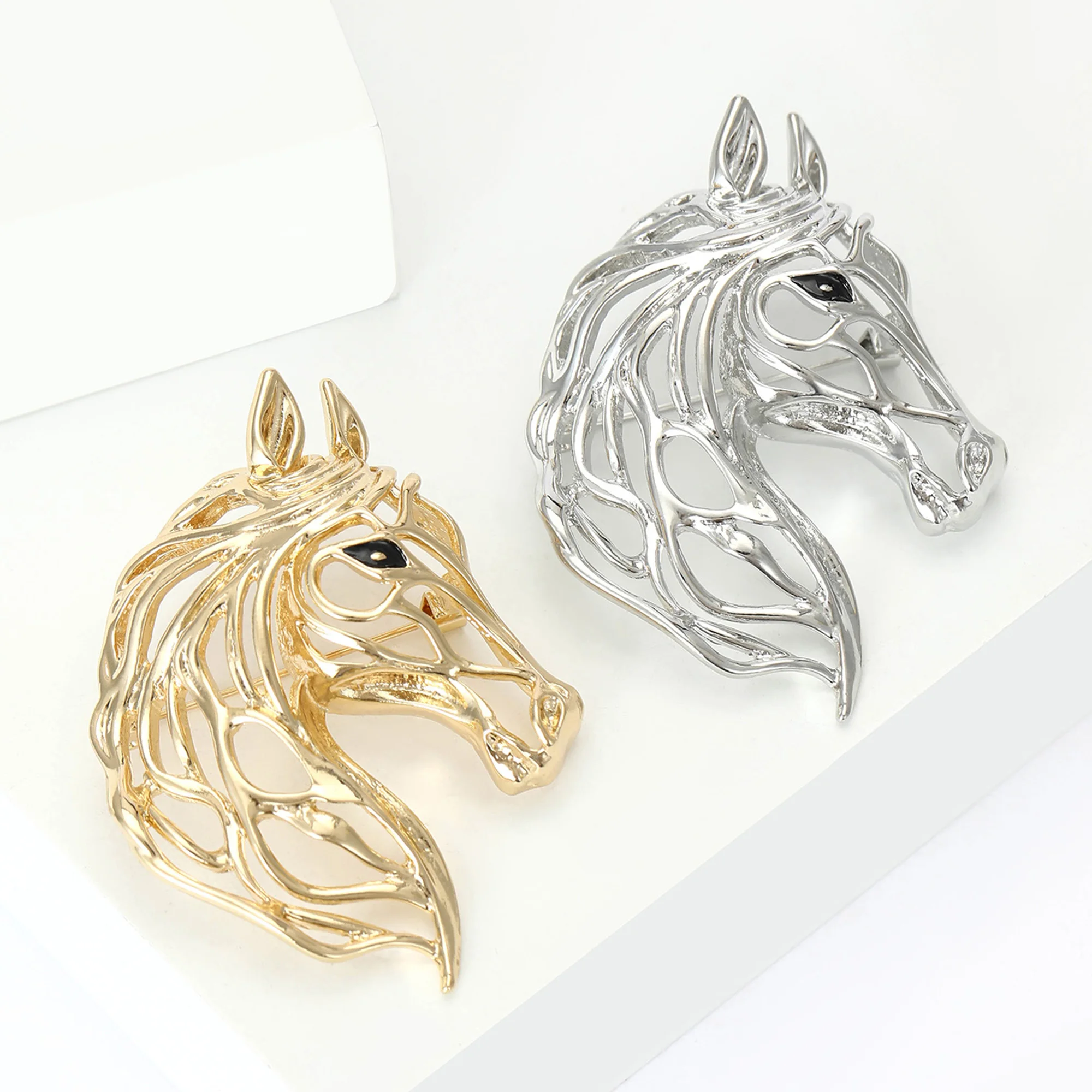 Beaut&Berry New Year Gifts Horse Brooches for Women Christmas Decorations Can Be As Necklace Party Holiday Jewelry Accessory