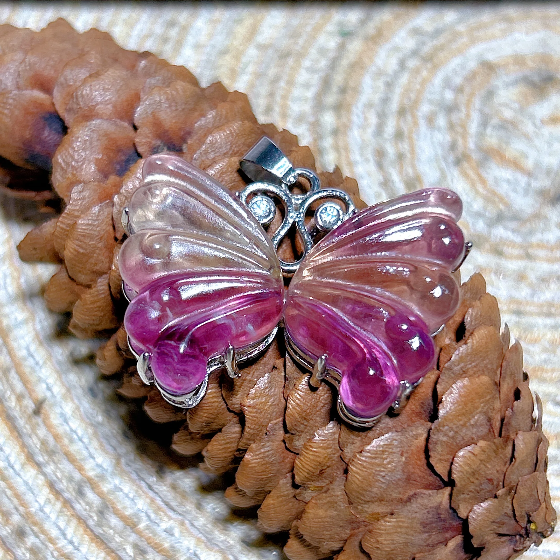 

Natural Crystal Candy Color Fluorite Butterfly Accessory Colorful Hang Gemstones Mineral Energy Reiki Ore Home Decorations Gift