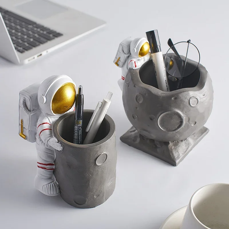 

Pen Holder Pencil Cup Astronaut Figurines Spaceman Statue Resin Desktop Decor Table Mini Sculpture Pens Brushes Pencil Cup Pot