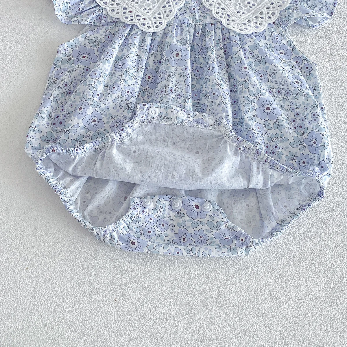 ZOETOPKID Sommer Baby Mädchen Kleidung Blumenmuster Kurzarm-Strampler Baby Bodysuit Puppenkragen Jumpsuit Spitzen-Blütenblatt-Kragen Outfit – Detail 21