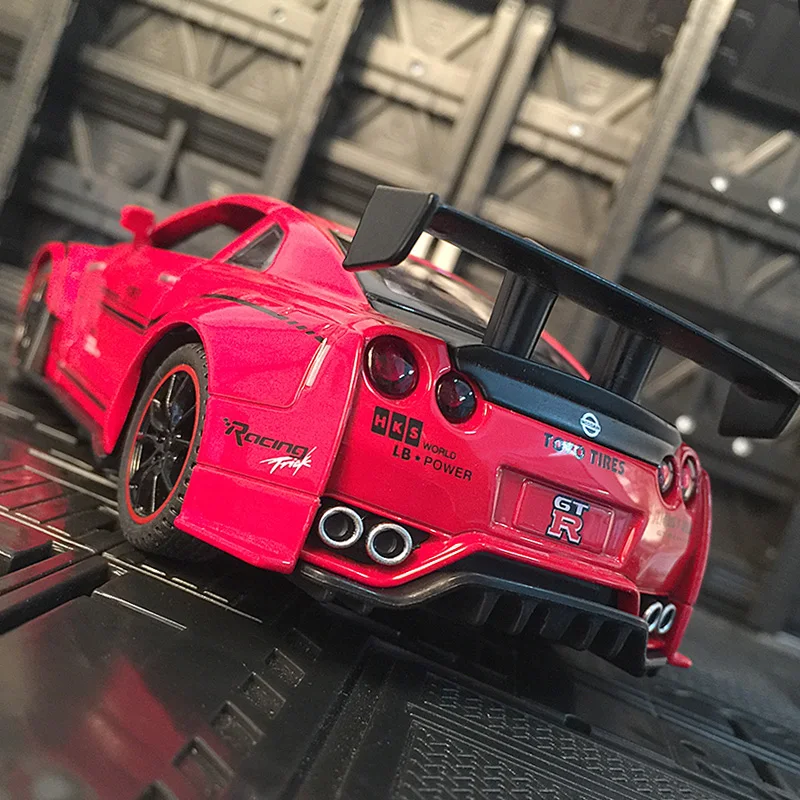 1:32 Nissan GTR35 racing alloy car model pull-back acousto-optic toy door and hood trunk can be opened.
