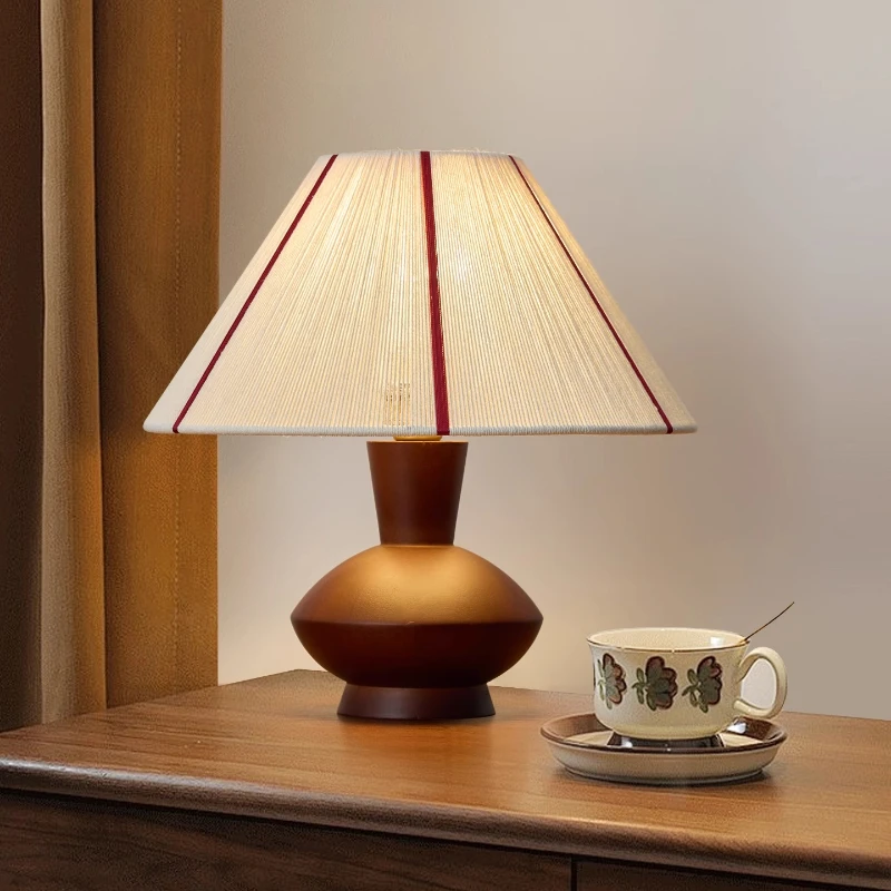 French Medieval Retro Solid Wood Table Lamp Creative Hand-woven Romantic Atmosphere Restaurant Living Room Bedside Desk Light