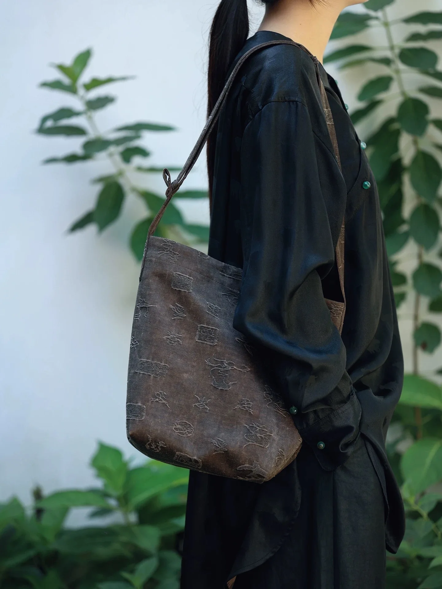 

Chinese Style Women's Bag Hand-held Single Shoulder Underarm Crossbody Bucket Commuting Tote Versatile Retro Bags