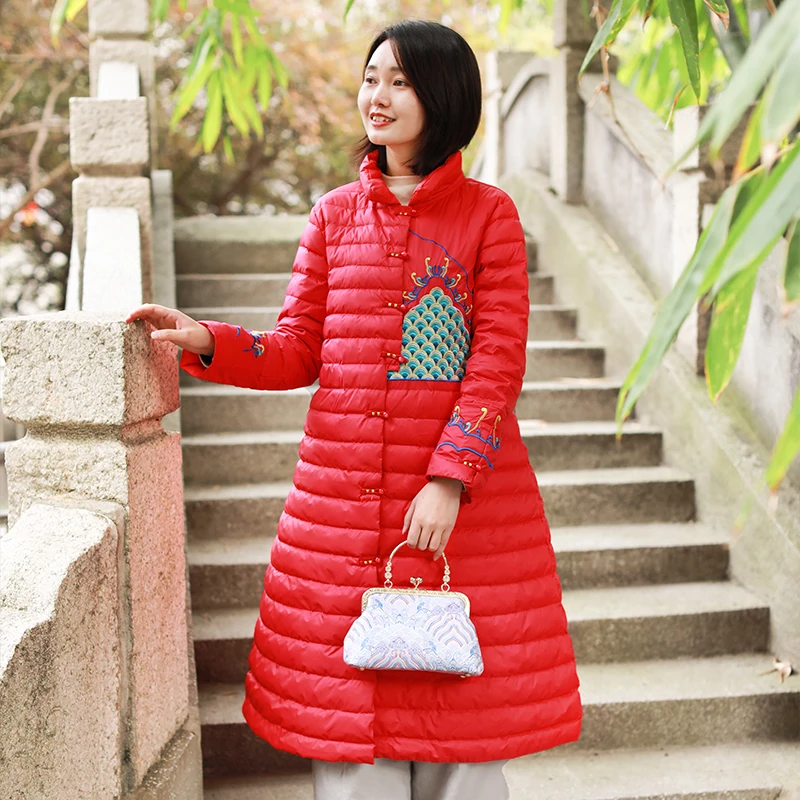 

Ретро-этнический пуховик с вышивкой, женский зимний, новый, красный, приталенный, свободный, художественный, удлиненный, средней длины, прямой крой