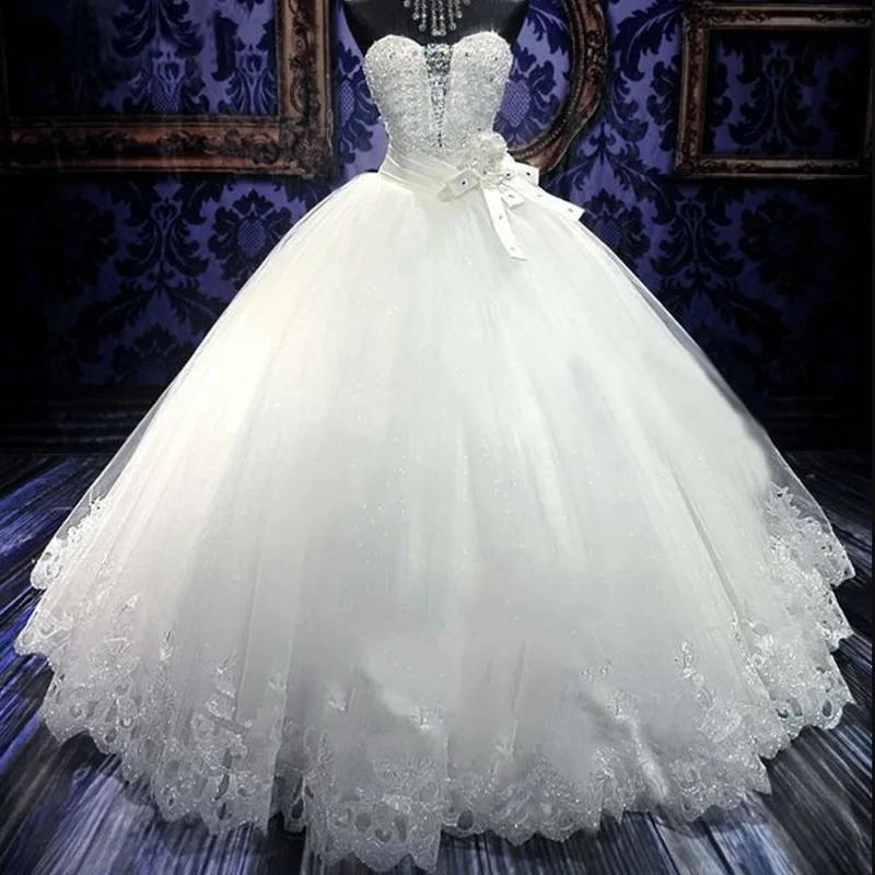 Ärmelloses weißes Hochzeitskleid mit Spitzenaufkleber und hellen Diamanten, V-Ausschnitt, langes Hosting-Brautkleid, verträumtes Hochzeitskleid, individuell gestaltet
