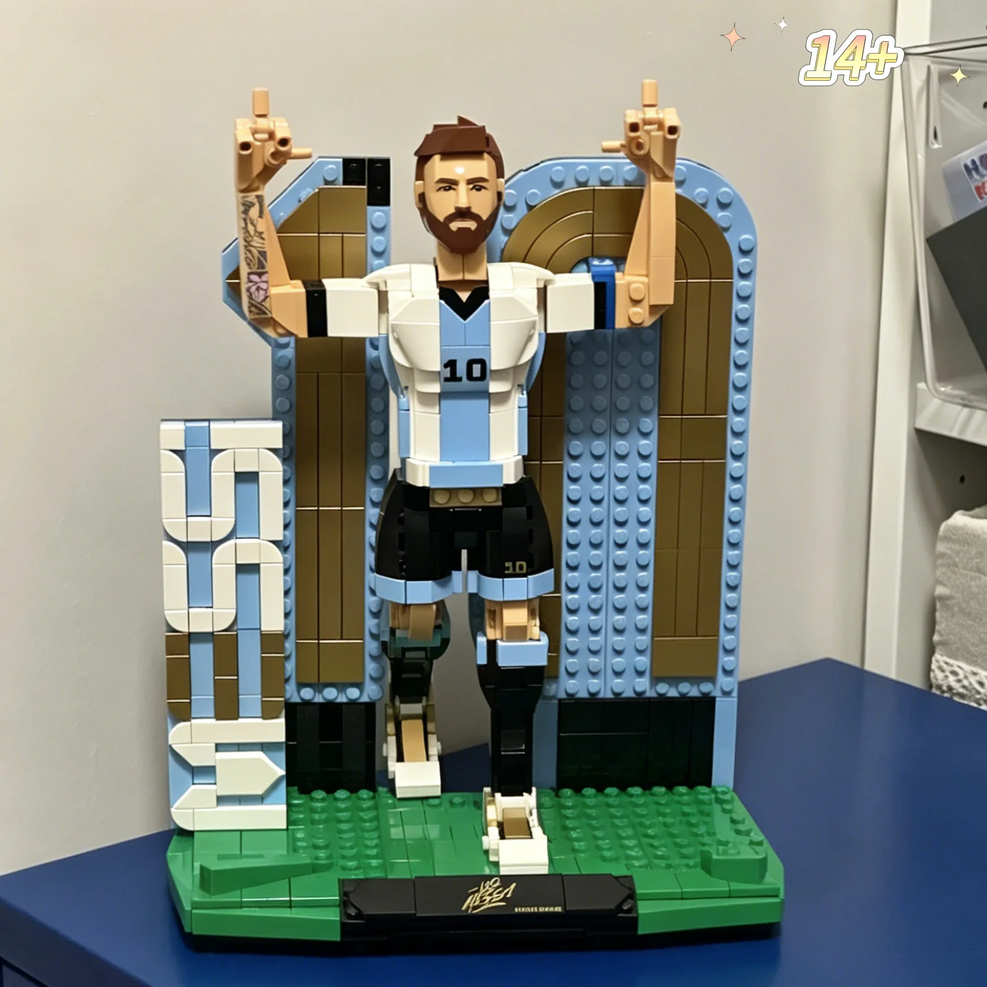 

958pcs Football Superstar Iconic Victory Posture Lionel Football Legend Building Block Puzzle Model Toys Presents for Collectors
