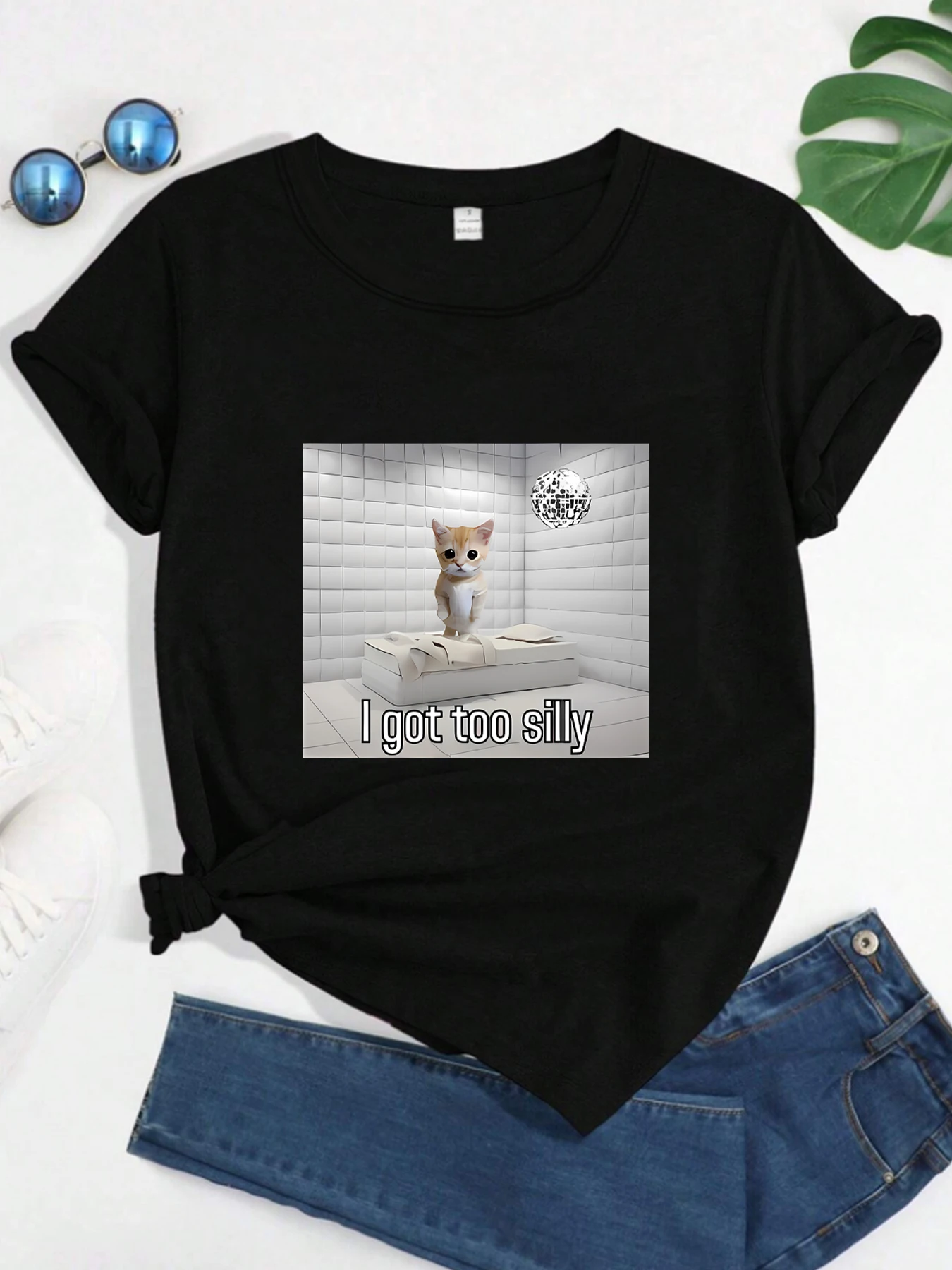 

The cat stands on the bed Plus size women's round neck short sleeve T-shirt with elastic half sleeves and trendy prints