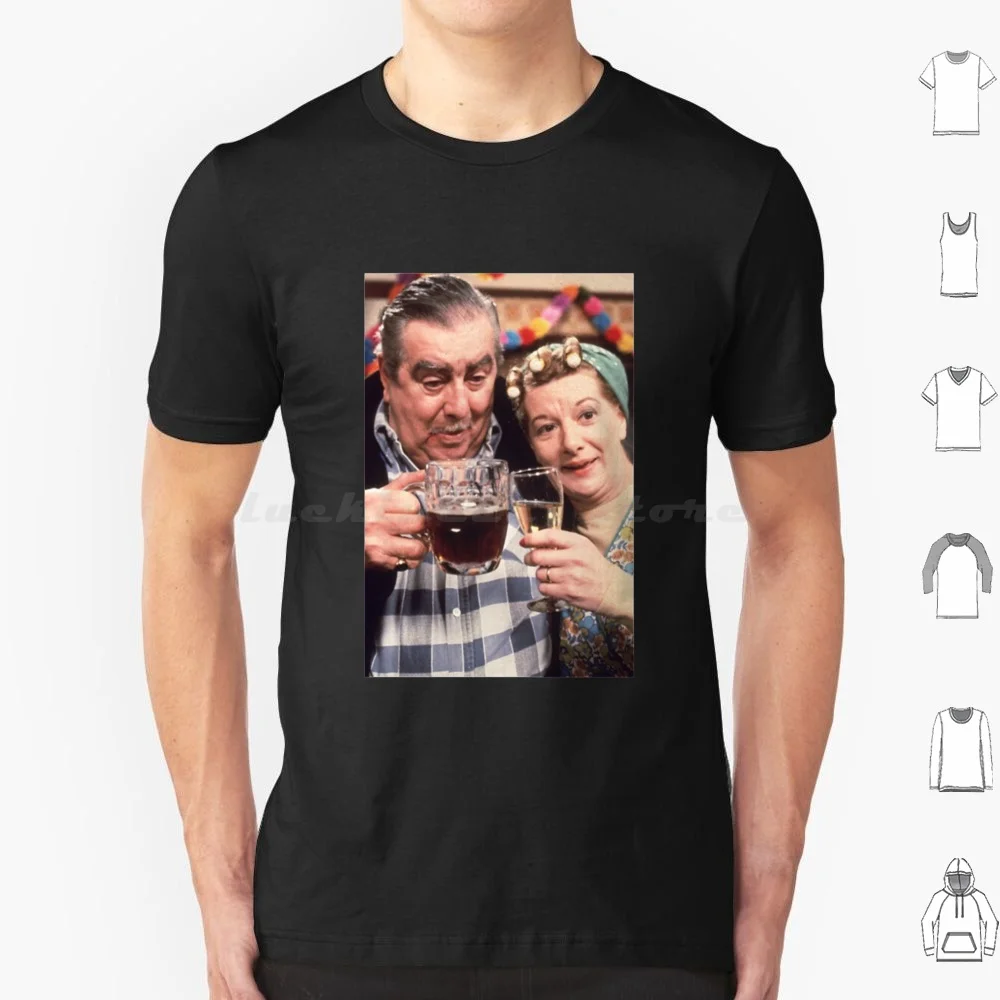 تي شيرت طويل من Corrie Legends and Stan Ogden مقاس كبير 100% قطن Street Itv Soap Tv Uk Corrie Iconic Soap Opera British Funny #1