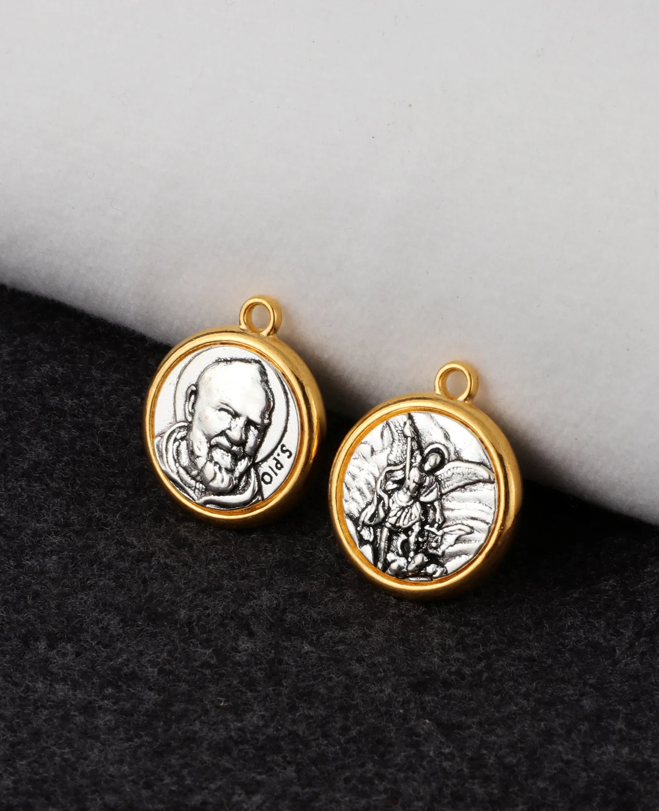 10Pcs Round Christian Saint Padre Pio Medal Charms The Archangel Saint Michael Shield Crusader Sword Pendant Jewelry Accessories