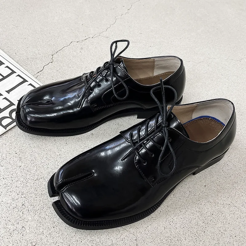 New arrival Split Toe Shoes Tabi Shoes Loafer for Men Split Toe Thick Sole Casual patent leather Shoes