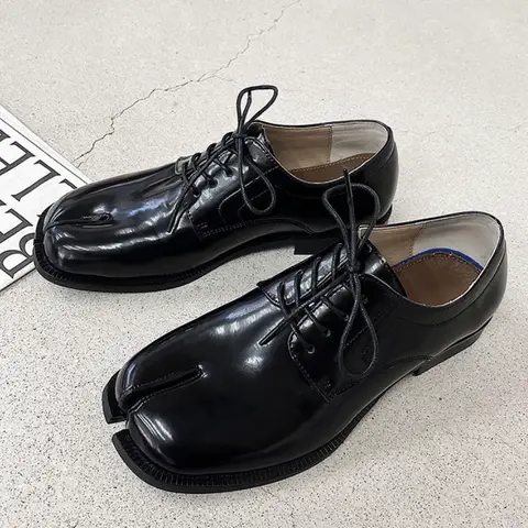New arrival Split Toe Shoes Tabi Shoes Loafer for Men Split Toe Thick Sole Casual patent leather Shoes