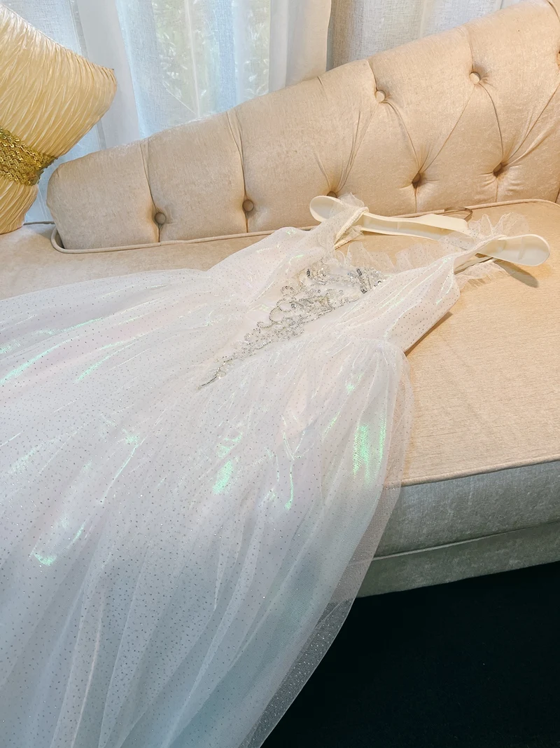 

Белое свадебное платье Ele с бусинами. Легкая летняя праздничная юбка трапециевидной формы с высокой талией на бретельках для свадьбы и свидания.