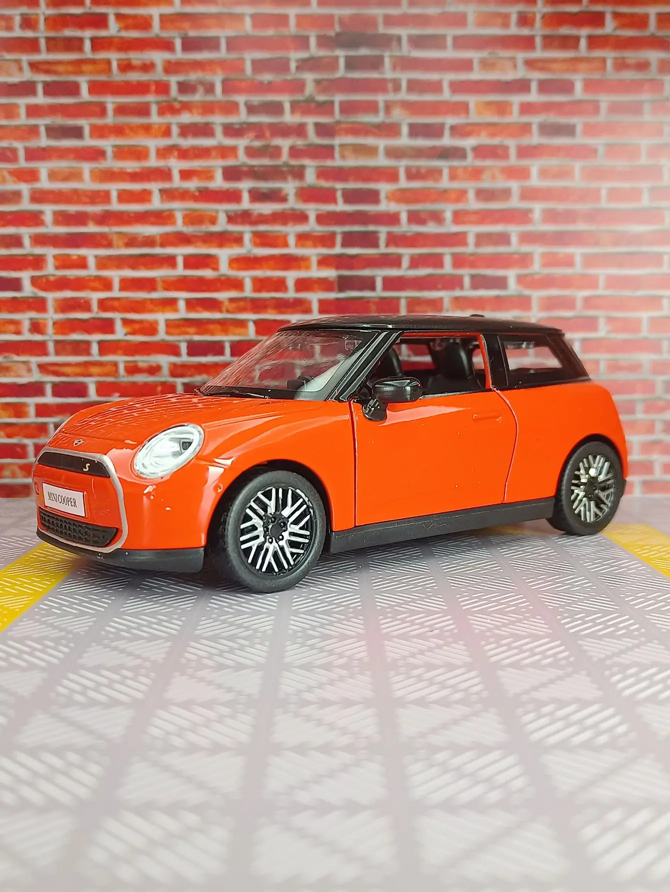 modelo-de-mini-sedan-bmw-em-liga-metalica-escala-1-28-com-portas-que-abrem-com-funcoes-simuladas-de-som-e-iluminacao