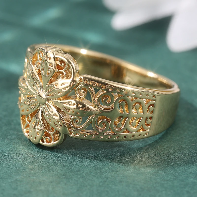 Funkelnder Mikro-PVae-CZ-Blumen-Damenring Trendiger Goldfarbener Hohler Alltags- und Party-Schmuck Jubiläumsgeschenk – Detail 3